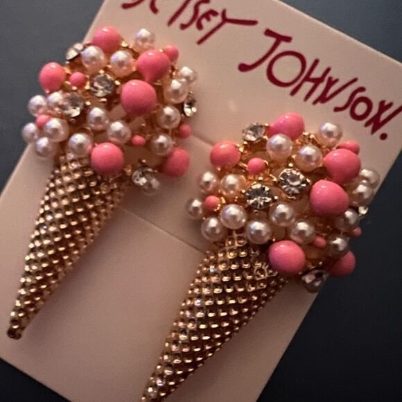 🩷 Betsey Johnson Pink and Gold Cone Earrings 🩷 - Picture 3 of 4